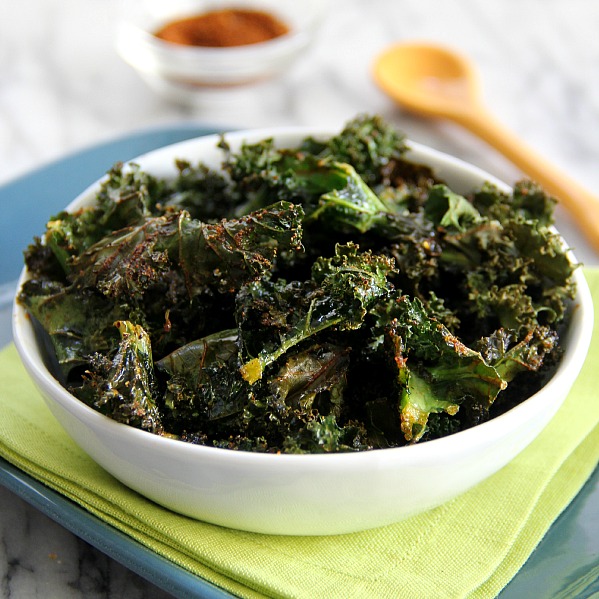 Zesty Baked Kale Chips in a bowl with green napkin